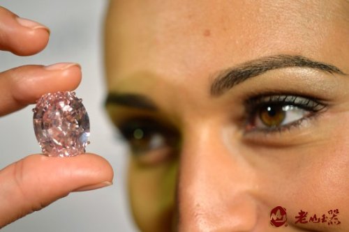 “粉红之星”钻石创史上宝石拍卖新高